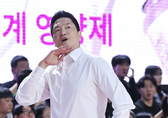 전광판 보는 전희철 감독