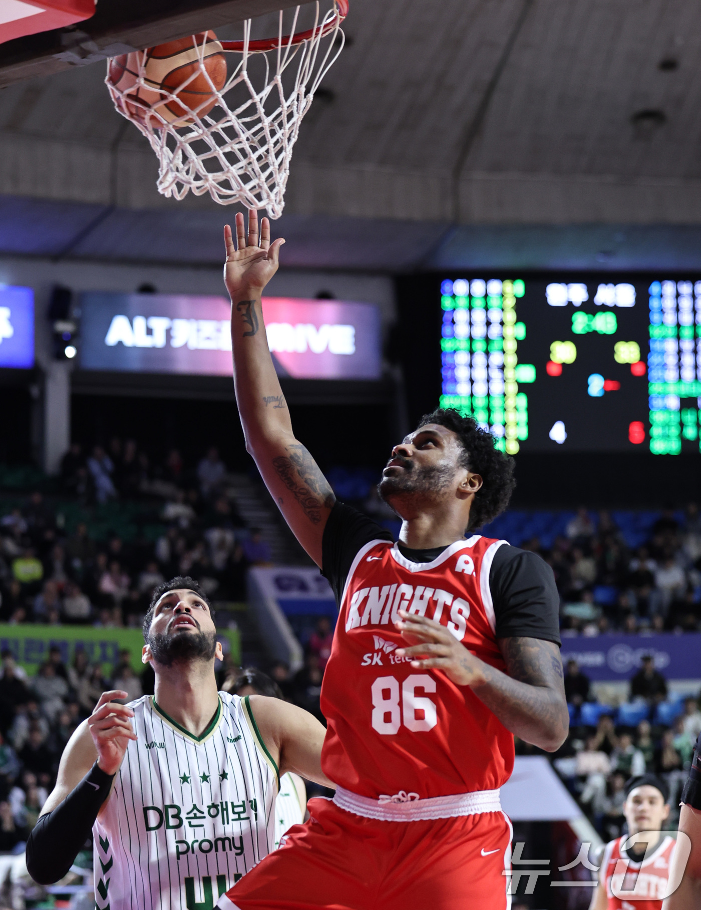 (서울=뉴스1) 구윤성 기자 = 13일 오후 서울 송파구 잠실학생체육관에서 열린 '2025-2026 LG전자 프로농구 정규리그' 서울 SK 나이츠와 원주 DB의 경기에서 SK 대릴 …