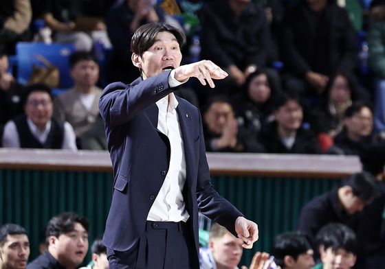 지시하는 김주성 DB 감독