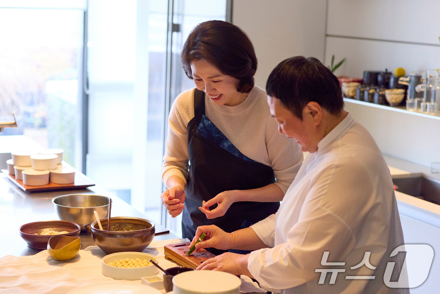 (나라(일본)=뉴스1) 이재명 기자 = 김혜경 여사가 지난 12일 서울 노영희쉐프 스튜디오에서 오는 13일 일본 나라현에서 열리는 재일 한국계 예술인 간담회 참석자들을 위해 직접 …