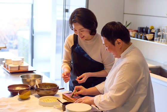일본 순방 일정 위해 다과 만드는 김혜경 여사