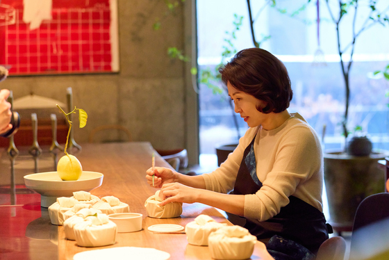 일본 순방 일정 위해 다과 만드는 김혜경 여사