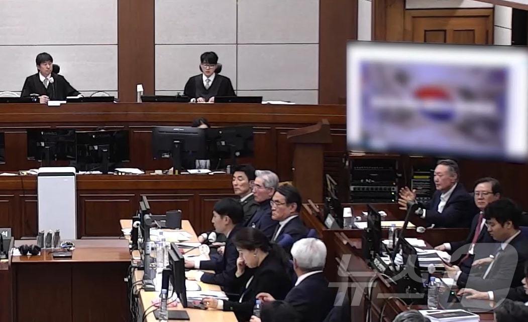 본문 이미지 - 윤석열 전 대통령이 지난달 13일 오후 서울 서초구 서울중앙지방법원에서 진행된 내란 우두머리 혐의 2차 결심공판에 출석해 재판부에 의견을 전달하고 있다. (서울중앙지방법원 제공 영상 캡쳐. 재판매 및 DB 금지) 2026.1.13 ⓒ 뉴스1