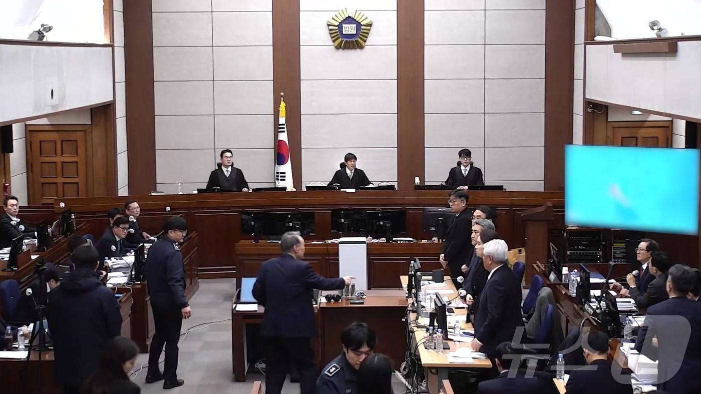 본문 이미지 - 윤석열 전 대통령이 13일 오후 서울 서초구 서울중앙지방법원에서 진행된 내란 우두머리 혐의 2차 결심공판에 출석하고 있다. (서울중앙지방법원 제공 영상 캡쳐. 재판매 및 DB 금지) 2026.1.13/뉴스1