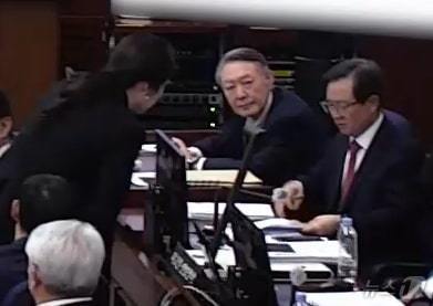 (서울=뉴스1) = 윤석열 전 대통령이 13일 오후 서울 서초구 서울중앙지방법원에서 진행된 내란 우두머리 혐의 2차 결심공판에 출석해 자리에 앉아 윤갑급 변호사와 김계리 변호사가 …