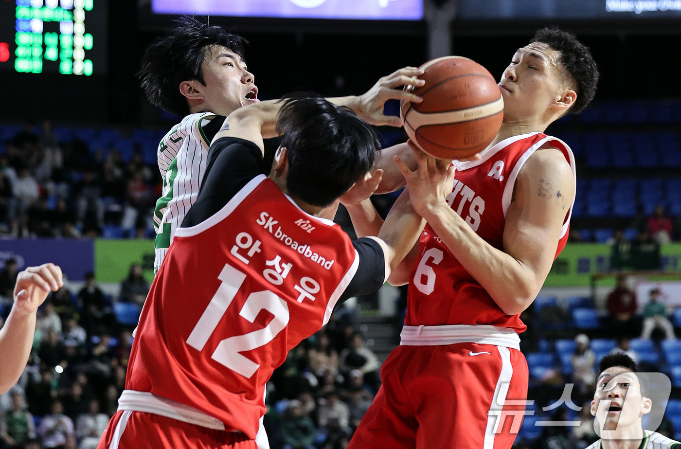 (서울=뉴스1) 구윤성 기자 = 13일 오후 서울 송파구 잠실학생체육관에서 열린 '2025-2026 LG전자 프로농구 정규리그' 서울 SK 나이츠와 원주 DB의 경기에서 DB 정효 …