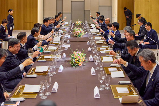 '과거사 협력' 합의한 한일 정상, 90분 만찬 종료(종합)