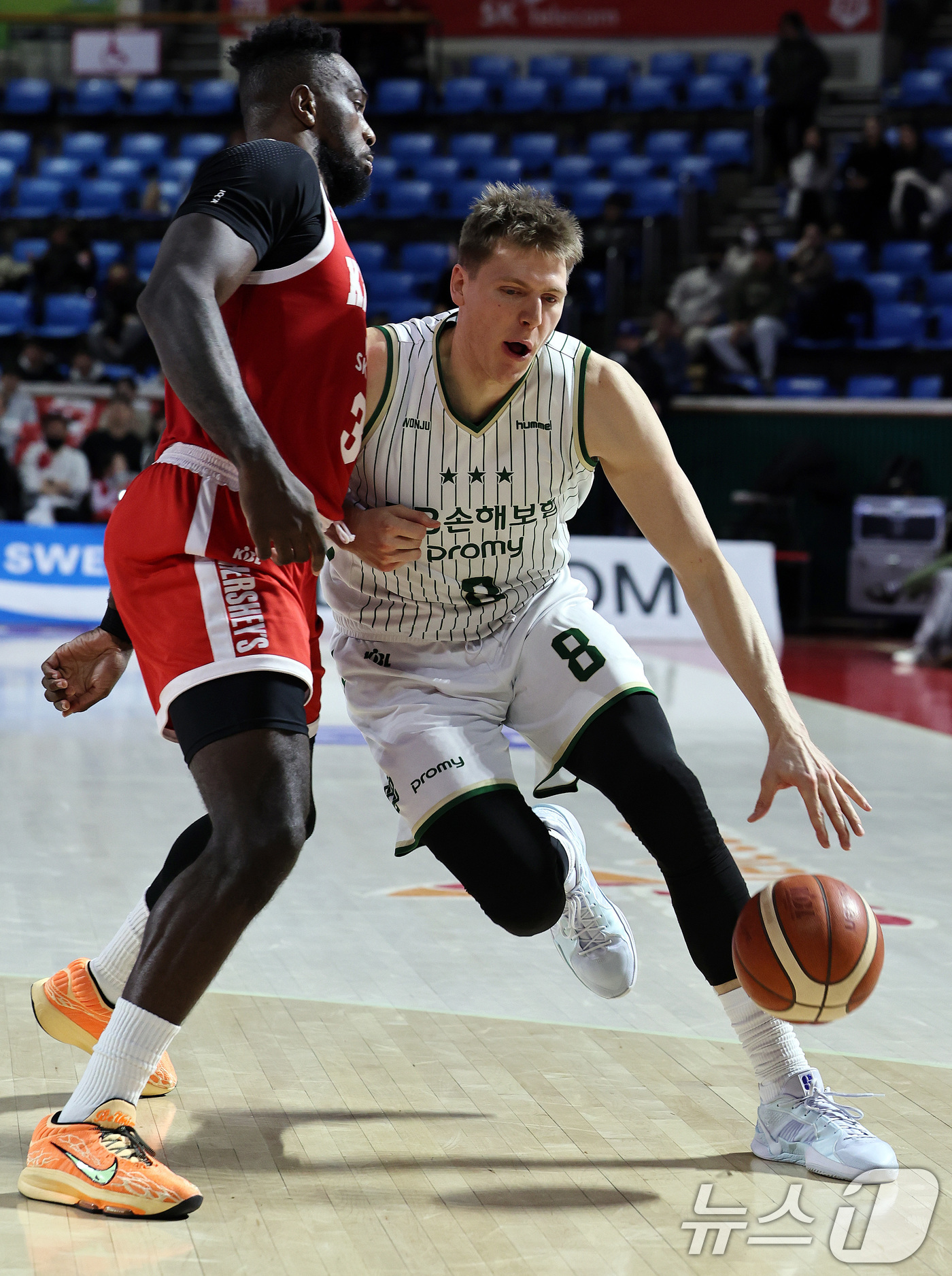 (서울=뉴스1) 구윤성 기자 = 13일 오후 서울 송파구 잠실학생체육관에서 열린 '2025-2026 LG전자 프로농구 정규리그' 서울 SK 나이츠와 원주 DB의 경기에서 DB 헨리 …