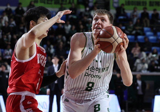 '엘런슨 23점' DB, 선두 LG 잡았다…연장 접전 끝 88-86 승리