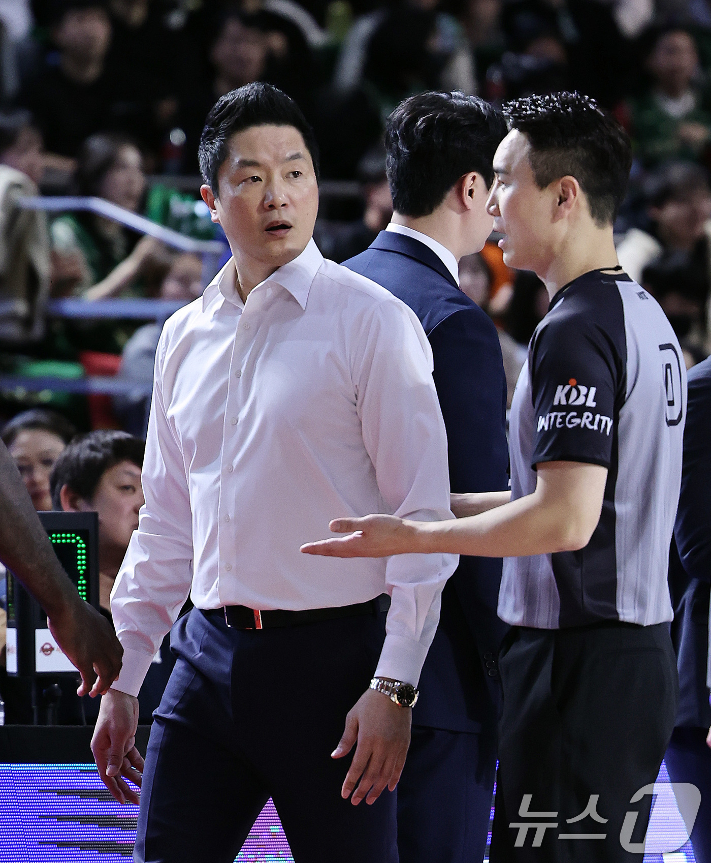 (서울=뉴스1) 구윤성 기자 = 13일 오후 서울 송파구 잠실학생체육관에서 열린 '2025-2026 LG전자 프로농구 정규리그' 서울 SK 나이츠와 원주 DB의 경기에서 SK 전희 …