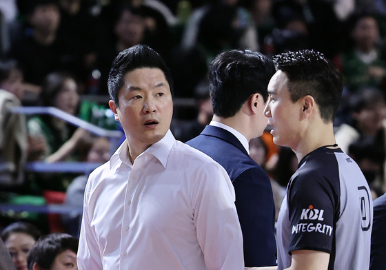 항의하는 전희철 감독