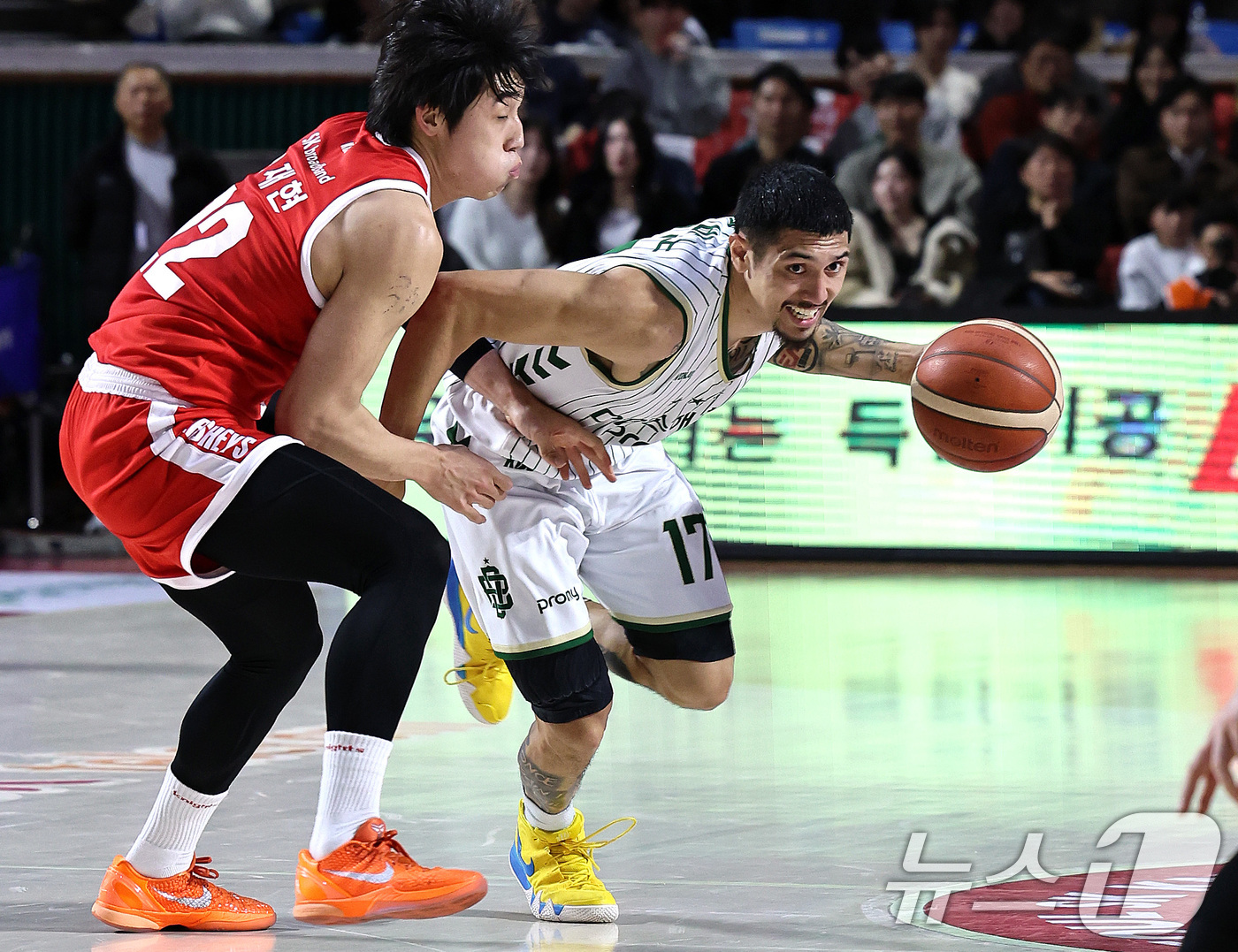 (서울=뉴스1) 구윤성 기자 = 13일 오후 서울 송파구 잠실학생체육관에서 열린 '2025-2026 LG전자 프로농구 정규리그' 서울 SK 나이츠와 원주 DB의 경기에서 DB 이선 …