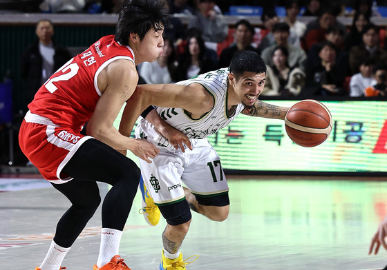 드리블 돌파하는 DB 알바노