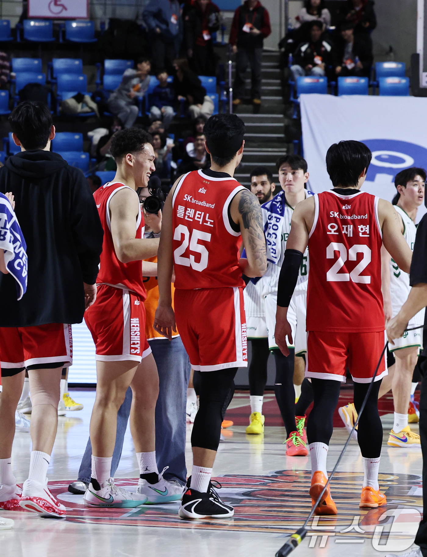 (서울=뉴스1) 구윤성 기자 = 13일 오후 서울 송파구 잠실학생체육관에서 열린 '2025-2026 LG전자 프로농구 정규리그' 서울 SK 나이츠와 원주 DB의 경기에서 DB에 9 …