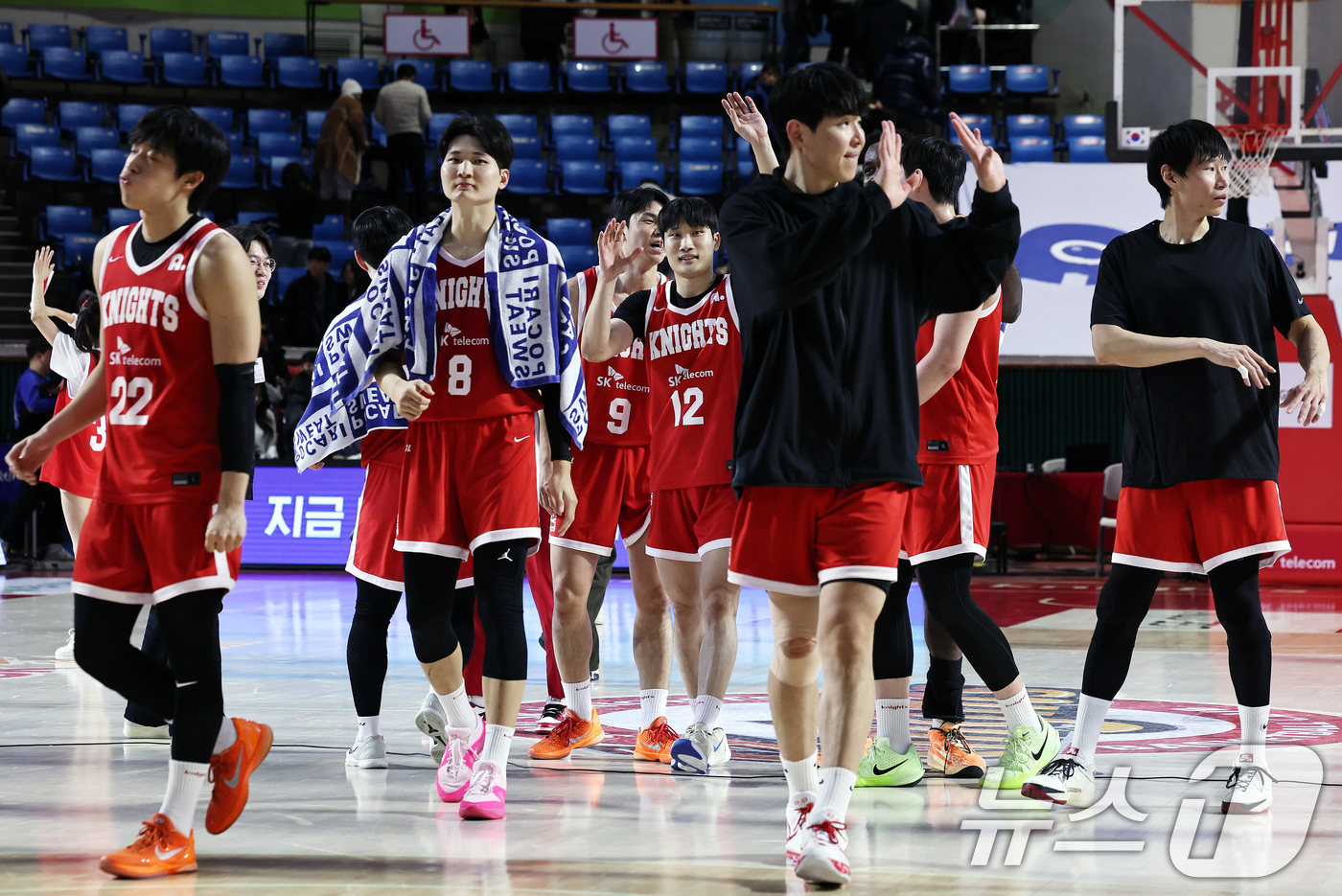 (서울=뉴스1) 구윤성 기자 = 13일 오후 서울 송파구 잠실학생체육관에서 열린 '2025-2026 LG전자 프로농구 정규리그' 서울 SK 나이츠와 원주 DB의 경기에서 DB에 9 …