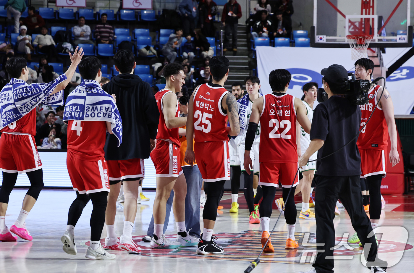 (서울=뉴스1) 구윤성 기자 = 13일 오후 서울 송파구 잠실학생체육관에서 열린 '2025-2026 LG전자 프로농구 정규리그' 서울 SK 나이츠와 원주 DB의 경기에서 DB에 9 …