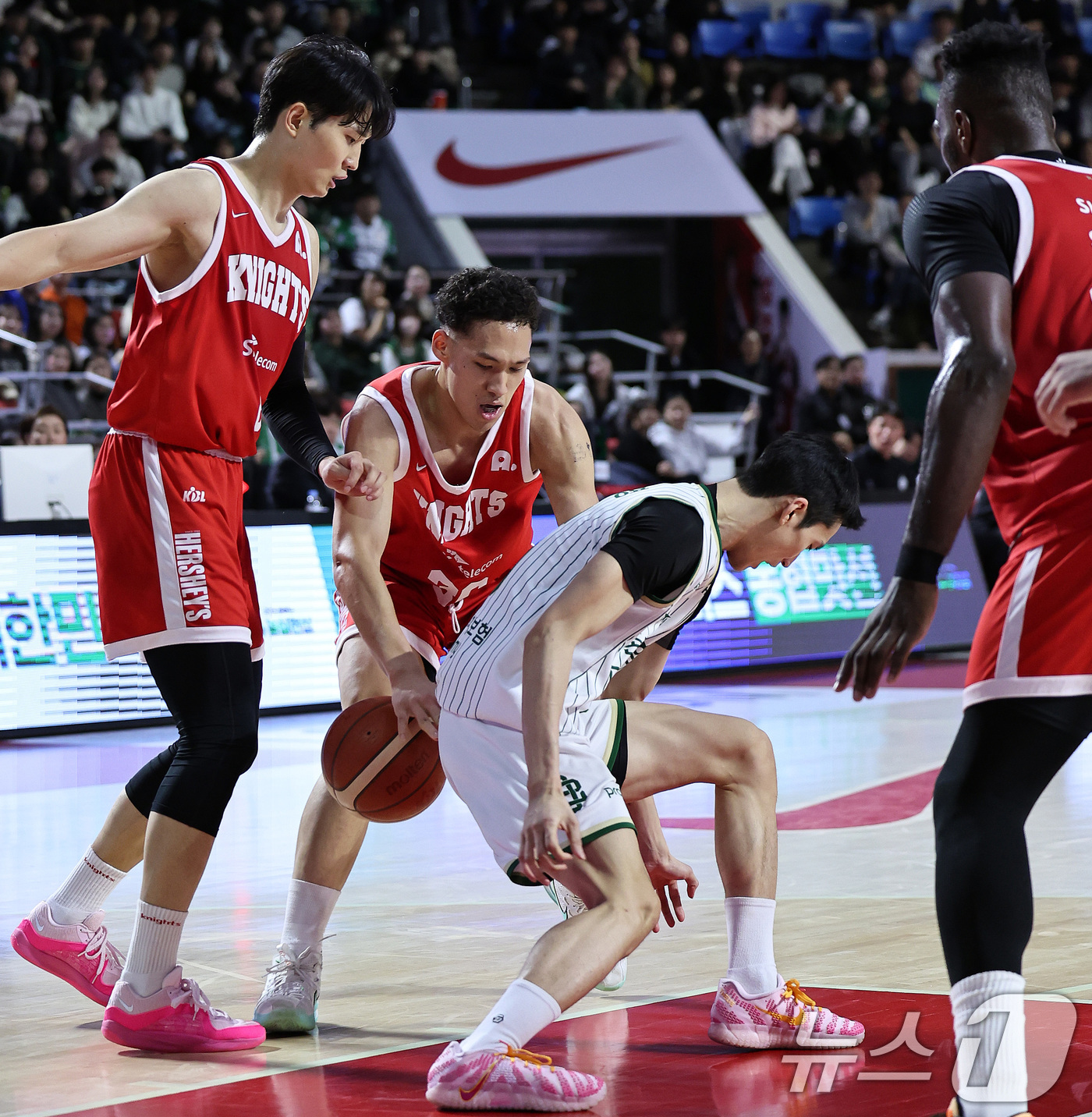 (서울=뉴스1) 구윤성 기자 = 13일 오후 서울 송파구 잠실학생체육관에서 열린 '2025-2026 LG전자 프로농구 정규리그' 서울 SK 나이츠와 원주 DB의 경기에서 DB 정호 …