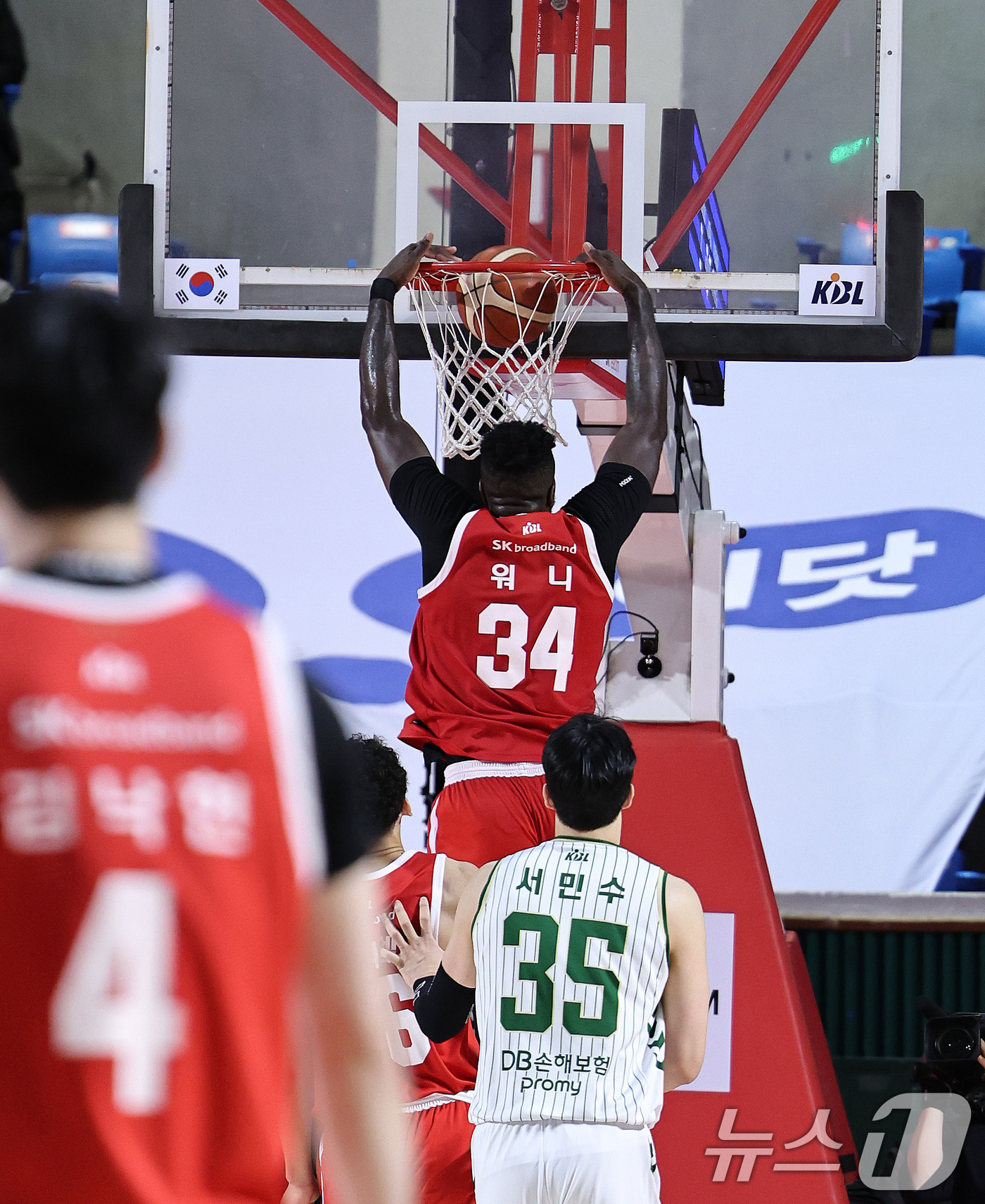 (서울=뉴스1) 구윤성 기자 = 13일 오후 서울 송파구 잠실학생체육관에서 열린 '2025-2026 LG전자 프로농구 정규리그' 서울 SK 나이츠와 원주 DB의 경기에서 SK 자밀 …