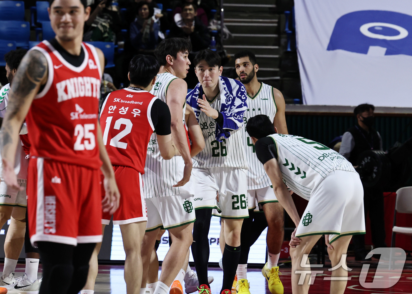 (서울=뉴스1) 구윤성 기자 = 13일 오후 서울 송파구 잠실학생체육관에서 열린 '2025-2026 LG전자 프로농구 정규리그' 서울 SK 나이츠와 원주 DB의 경기에서 SK에 6 …