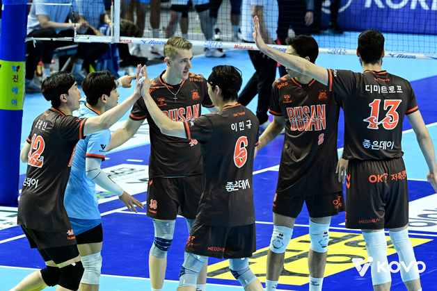 OK저축은행, 대한항공에 4연패 안기며 2연승…5세트 접전 끝 3-2 신승