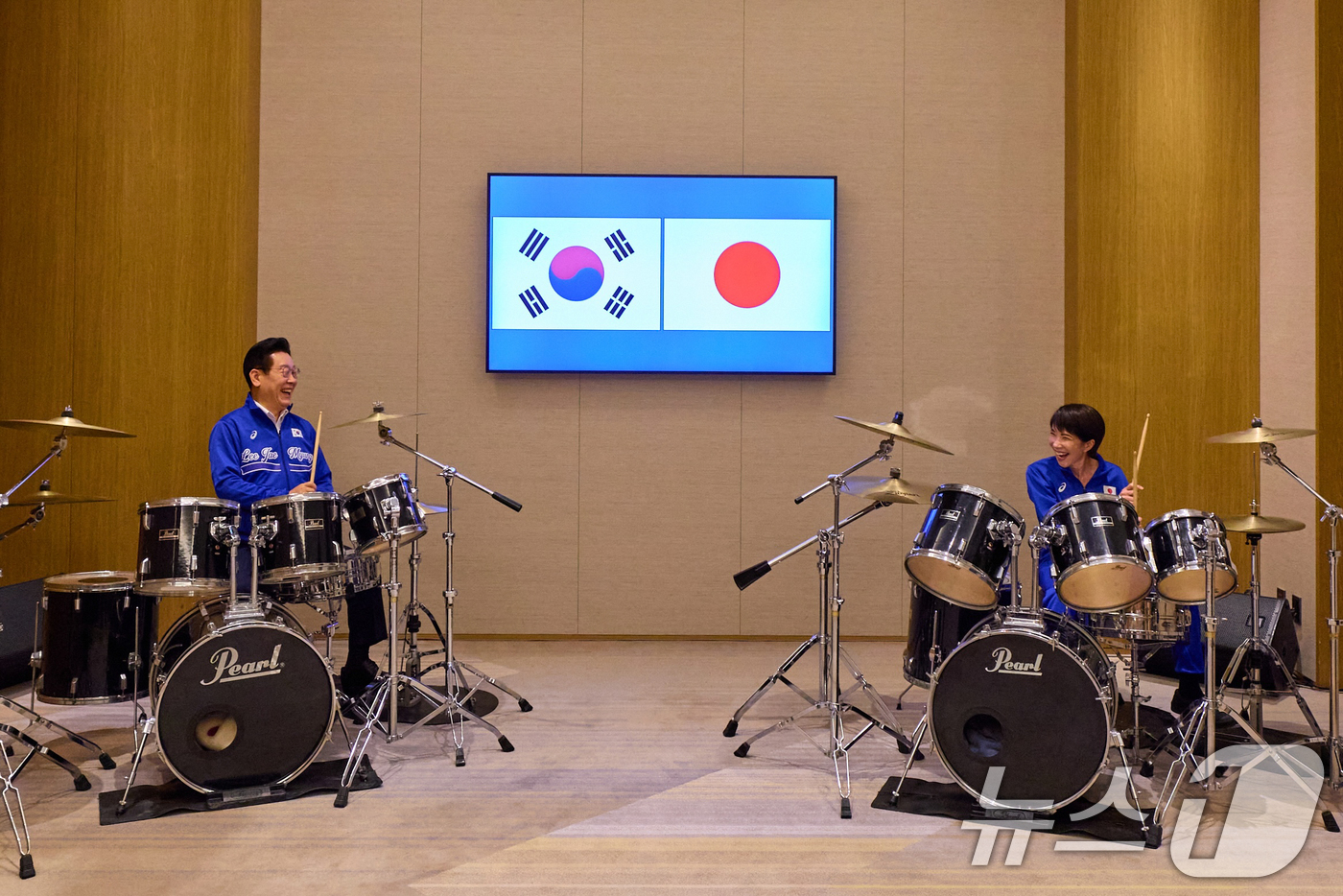 (나라(일본)=뉴스1) 이재명 기자 = 이재명 대통령과 다카이치 사나에 일본 총리가 13일 일본 나라현 회담에서 푸른색 유니폼을 함께 착용하고 즉석 드럼 협주를 하고 있다. 청와대 …