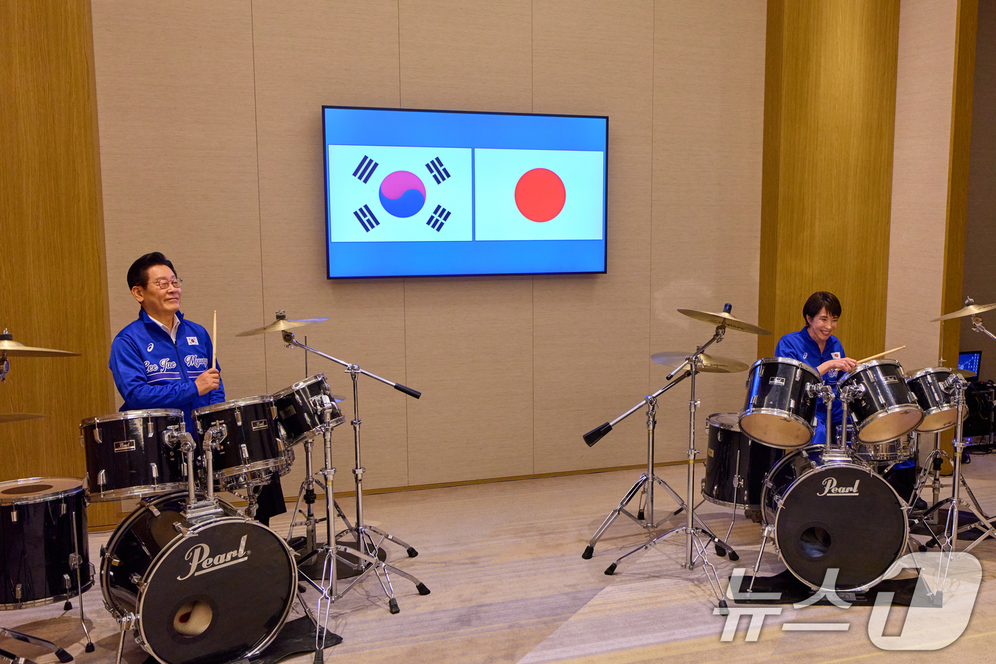 (나라(일본)=뉴스1) 이재명 기자 = 이재명 대통령과 다카이치 사나에 일본 총리가 13일 일본 나라현 회담에서 푸른색 유니폼을 함께 착용하고 즉석 드럼 협주를 하고 있다. 청와대 …