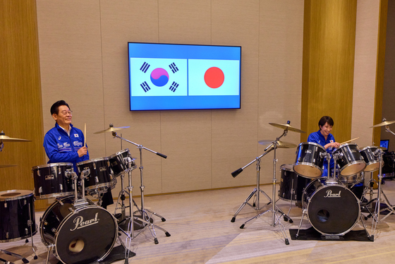 드럼 협주하는 한일 정상