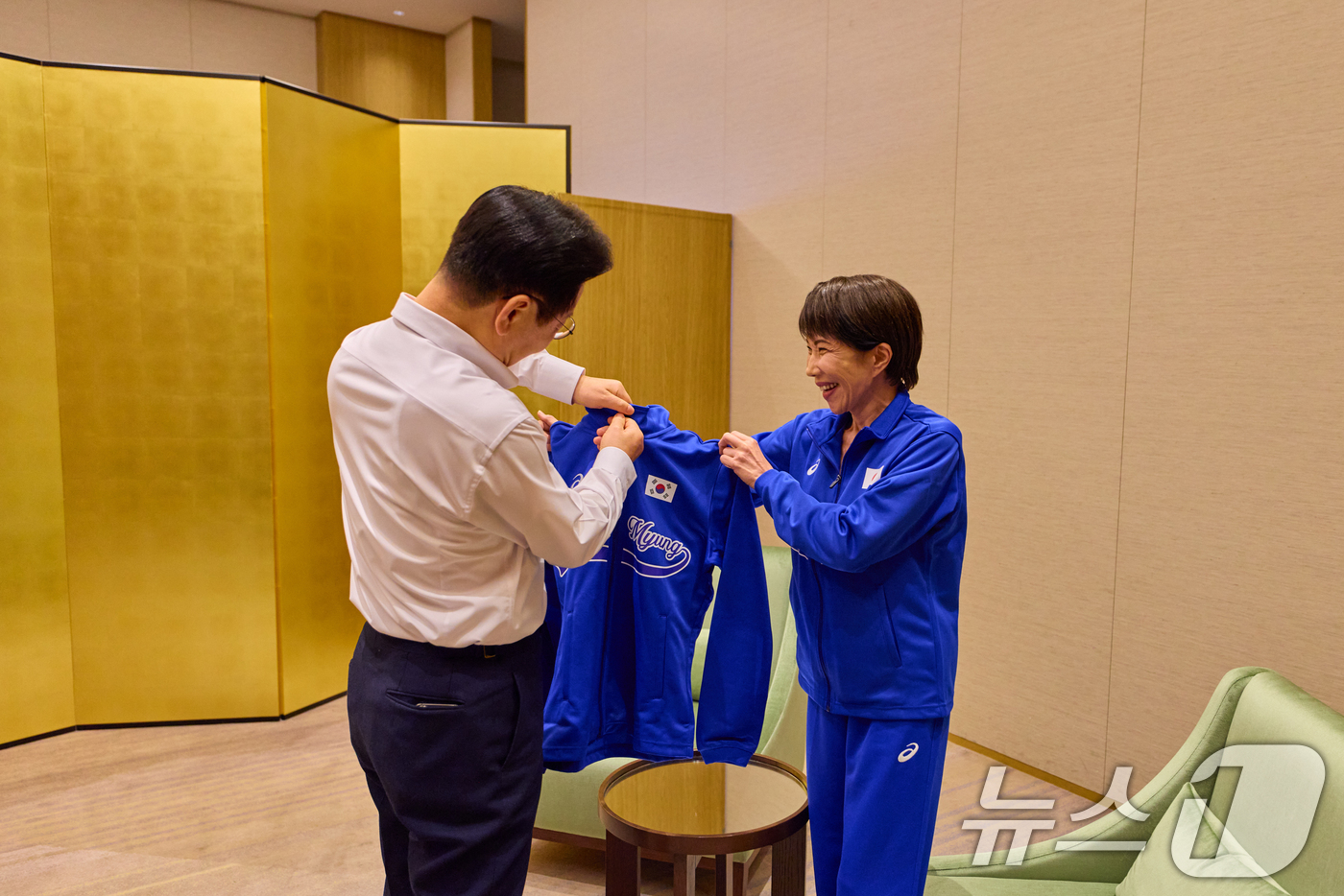 (나라(일본)=뉴스1) 이재명 기자 = 이재명 대통령과 다카이치 사나에 일본 총리가 13일 일본 나라현의 한 호텔에서 환담 중 즉석 드럼 협주를 하기 위해 유니폼을 착용하고 있다. …