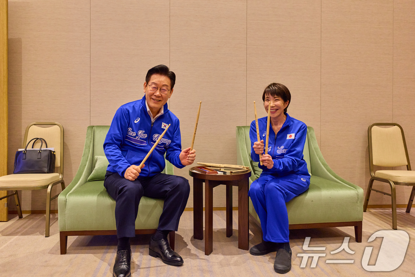 (나라(일본)=뉴스1) 이재명 기자 = 이재명 대통령과 다카이치 사나에 일본 총리가 13일 일본 나라현의 한 호텔에서 환담 중 즉석 드럼 협주를 하기 위해 스틱을 들고 있다. 청와 …