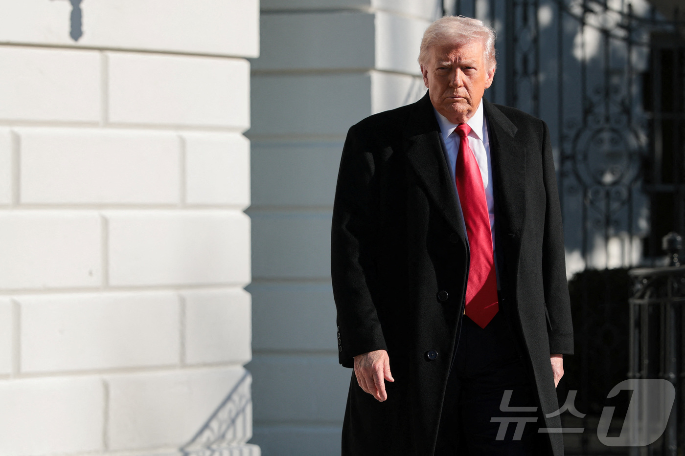 (로이터=뉴스1) 류정민 특파원 = 도널드 트럼프 미국 대통령이 13일(현지시간) 미시간주 디트로이트에 이코노믹 클럽 연설 행사 참석을 위해 워싱턴DC 백악관을 나서고 있다. 20 …