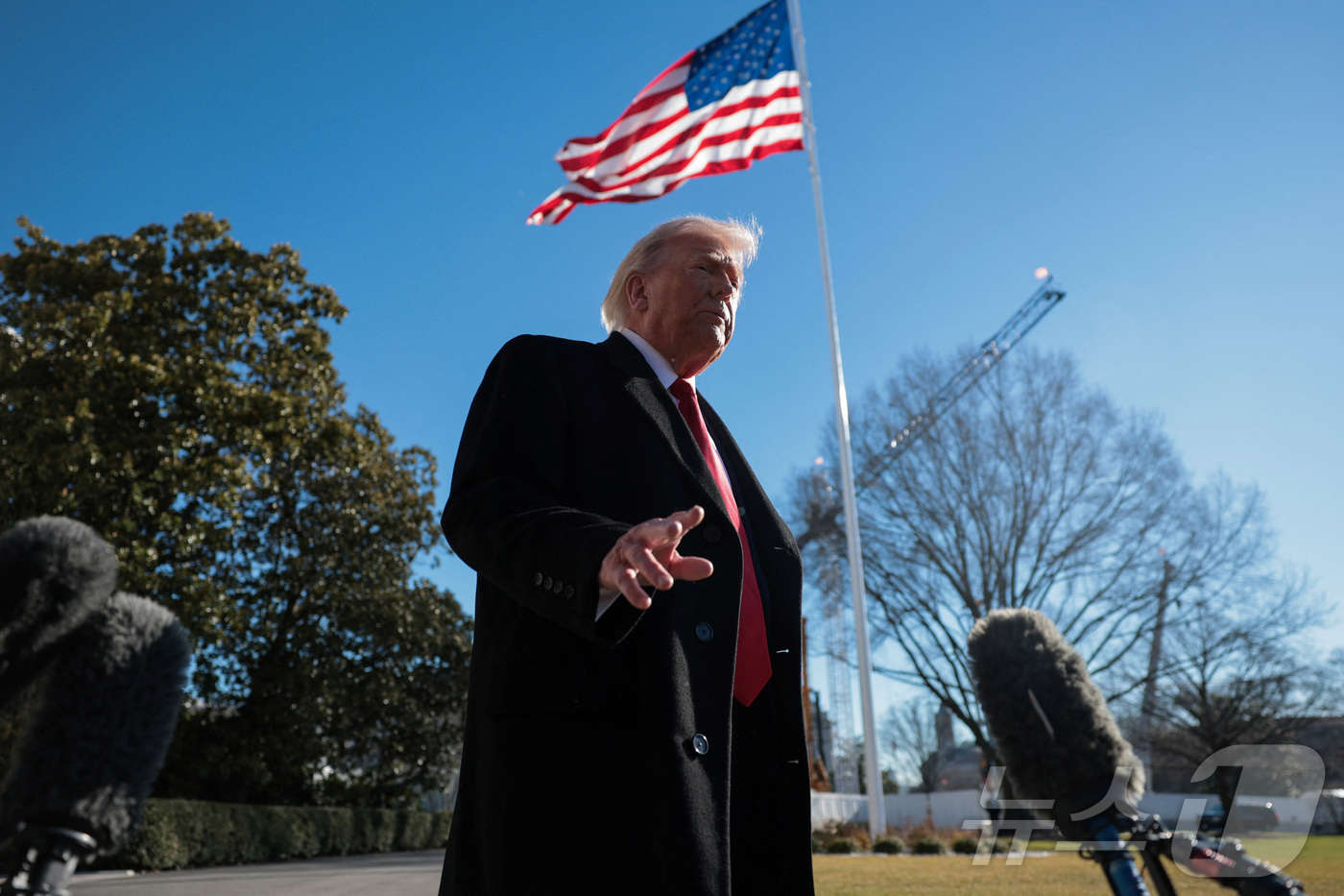 (로이터=뉴스1) 류정민 특파원 = 도널드 트럼프 미국 대통령이 13일(현지시간) 워싱턴DC 백악관에서 미시간주 디트로이트로 이동하기 위해 미 대통령 전용헬기 '마린원'으로 향하면 …