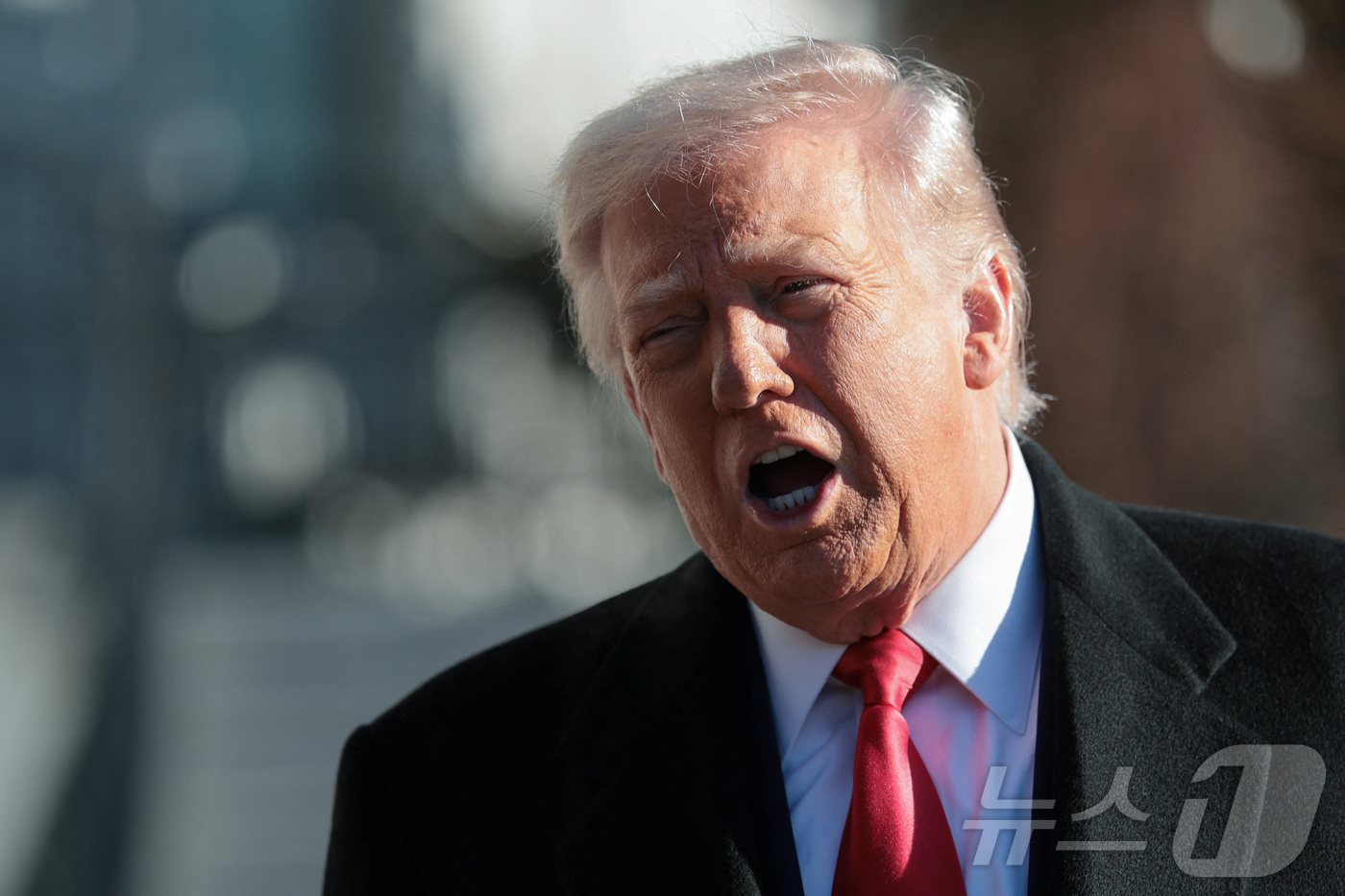 (로이터=뉴스1) 류정민 특파원 = 도널드 트럼프 미국 대통령이 13일(현지시간) 워싱턴DC 백악관에서 미시간주 디트로이트로 이동하기 위해 미 대통령 전용헬기 '마린원'으로 향하기 …