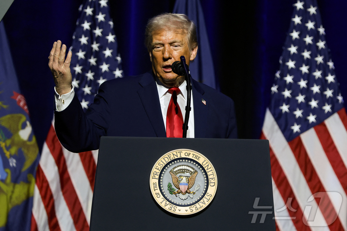 (디트로이트 로이터=뉴스1) 류정민 특파원 = 도널드 트럼프 미국 대통령이 13일(현지시간) 미국 미시간주 디트로이트시에서 열린 경제 분야 포럼 행사인 '디트로이트 이코노믹 클럽' …