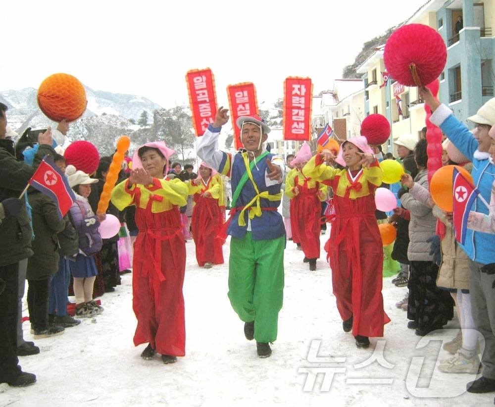 (평양 노동신문=뉴스1) = 북한 노동당 기관지 노동신문은 14일 "은산군 수계농장과 녕원군 문곡축산농장의 농업근로자들 새집들이 경사를 맞이했다"라고 보도했다. [국내에서만 사용가 …