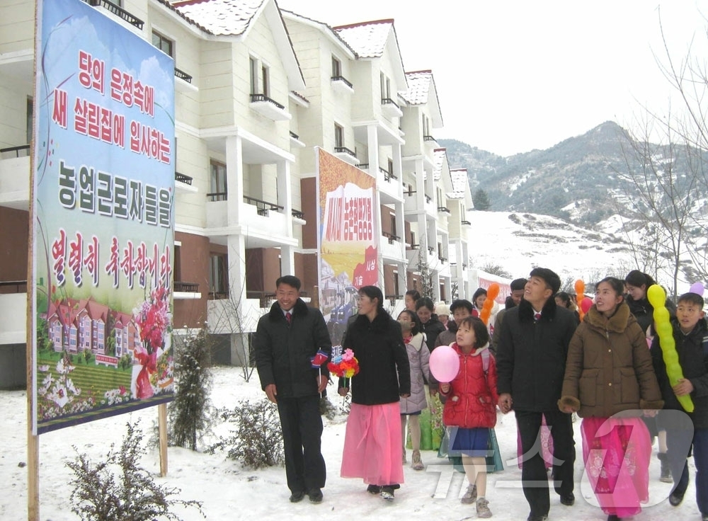 (평양 노동신문=뉴스1) = 북한 노동당 기관지 노동신문은 14일 "은산군 수계농장과 녕원군 문곡축산농장의 농업근로자들 새집들이 경사를 맞이했다"라고 보도했다. [국내에서만 사용가 …