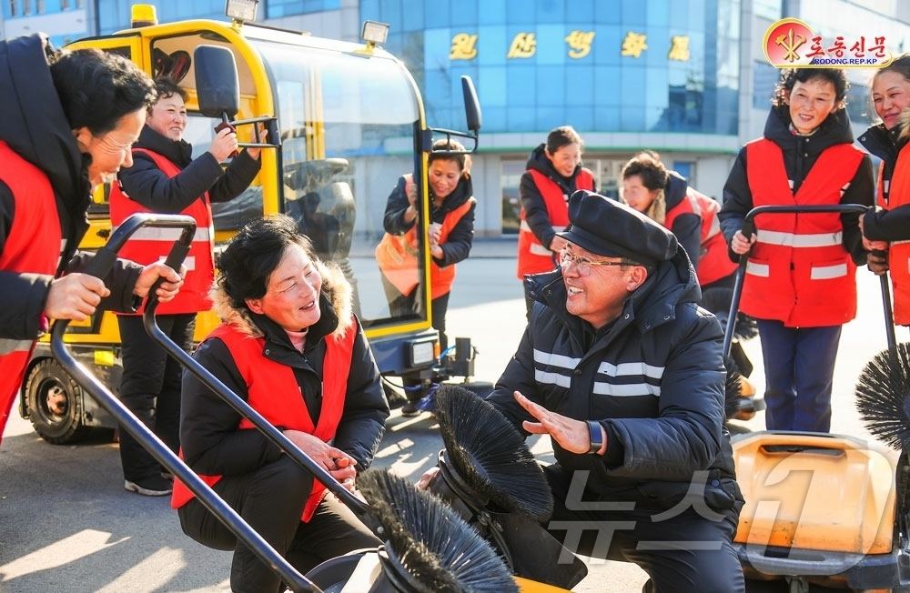 (평양 노동신문=뉴스1) = 북한 노동당 기관지 노동신문은 14일 "원산시도로시설관리소 초급당일꾼(간부)과 종업원들이 뜨거운 애국의 마음을 안고 일하고 있다"라고 보도했다. [국내 …