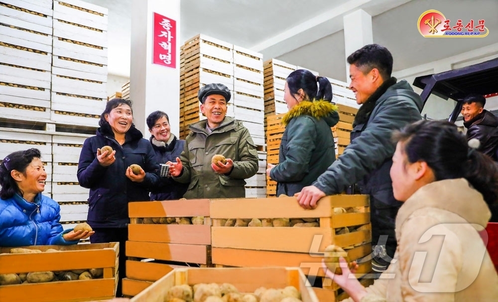 (평양 노동신문=뉴스1) = 북한 노동당 기관지 노동신문은 14일 삼지연시 중흥농장에서 감자종자 보관·관리에 힘을 넣고 있다고 보도했다. [국내에서만 사용가능. 재배포 금지. DB …