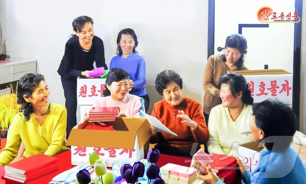 (평양 노동신문=뉴스1) = 북한 노동당 기관지 노동신문은 14일 신계군기초식품공장 직원이 속한 한 가정의 이야기를 소개하며 "사회주의제도의 아름다움"을 강조했다. [국내에서만 사 …