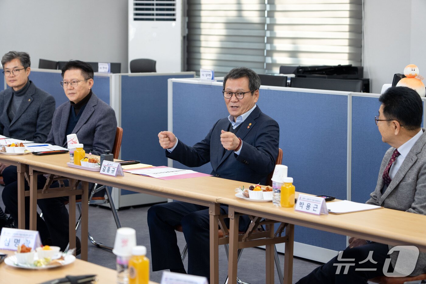 본문 이미지 - 김홍규 강원 강릉시장이 지나 13일 교통약자지원센터를 방문해, 관계자들을 격려하고 있다.(강릉시 제공, 재판매 및 DB 금지) 2026.1.14/뉴스1