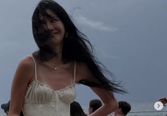 '엄태웅♥' 윤혜진, 발리서 미니드레스에 빨간 구두…46세 나이 잊은 늘씬 몸매