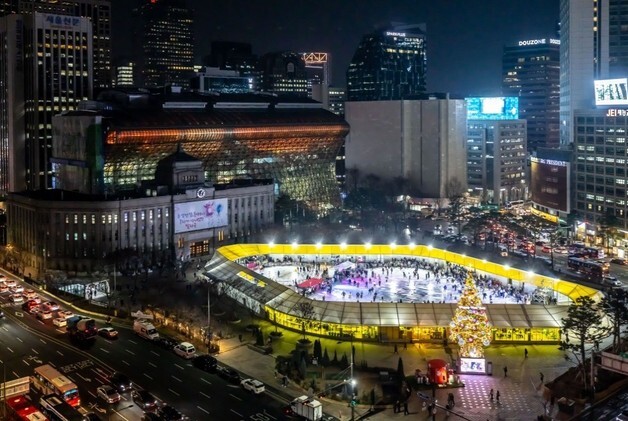 도심 겨울 명소 서울광장 스케이트장, 26일 만에 10만 명 돌파