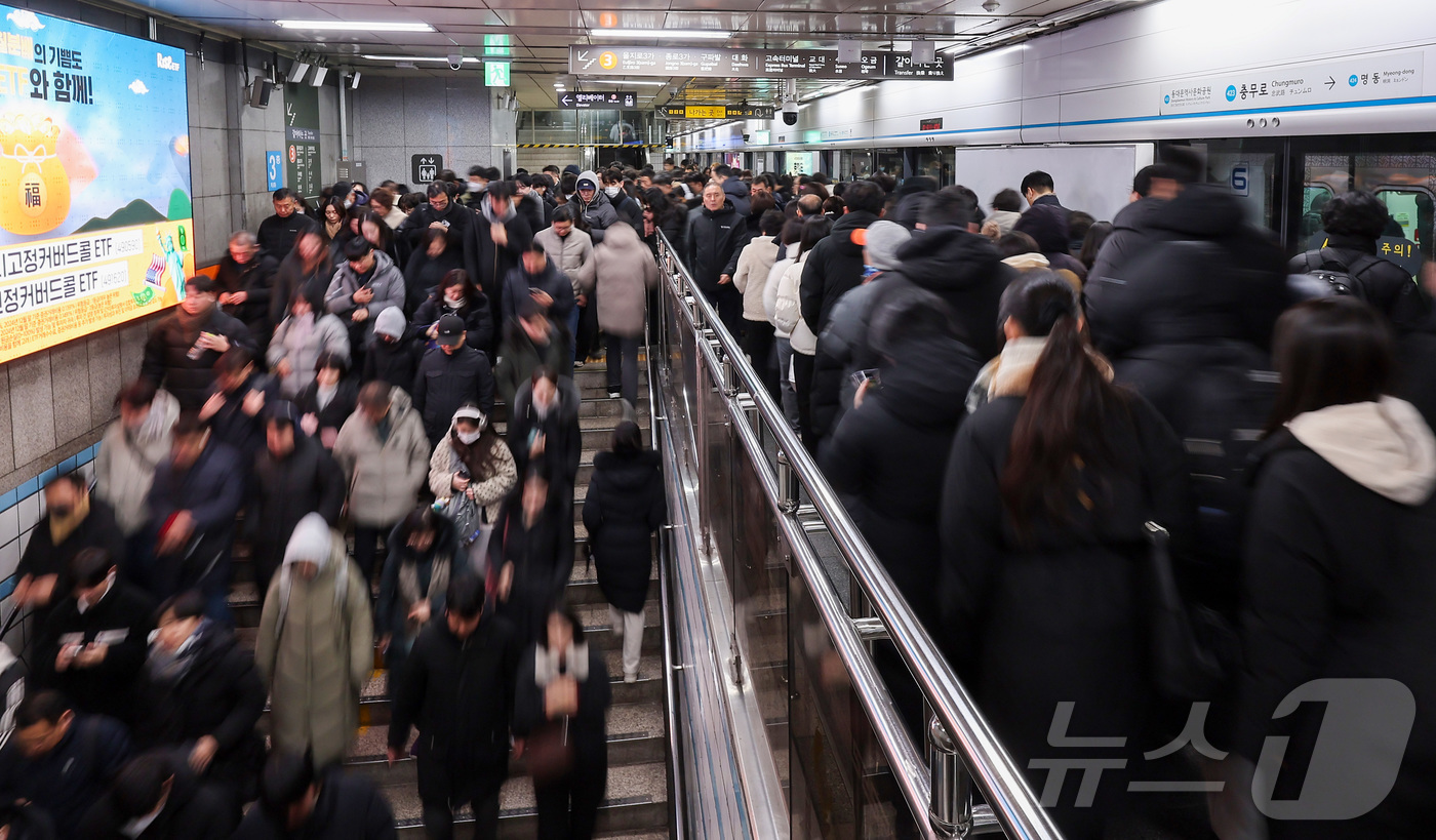 (서울=뉴스1) 김성진 기자 = 서울 시내버스 총파업 이틀 째인 14일 서울 중구 충무로역이 출근길 시민들로 붐비고 있다.서울시와 버스 업계에 따르면 서울지방노동위원회는 이날 오후 …