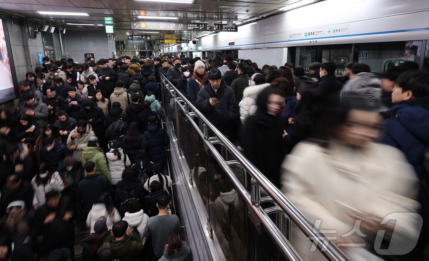 (서울=뉴스1) 김성진 기자 = 서울 시내버스 총파업 이틀 째인 14일 서울 중구 충무로역이 출근길 시민들로 붐비고 있다.서울시와 버스 업계에 따르면 서울지방노동위원회는 이날 오후 …