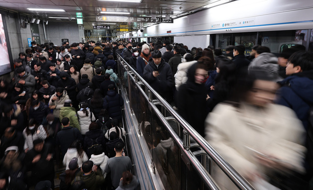 "빨리 합의했으면" 버스 파업 이틀째 퇴근길 지옥철에 시민 불편