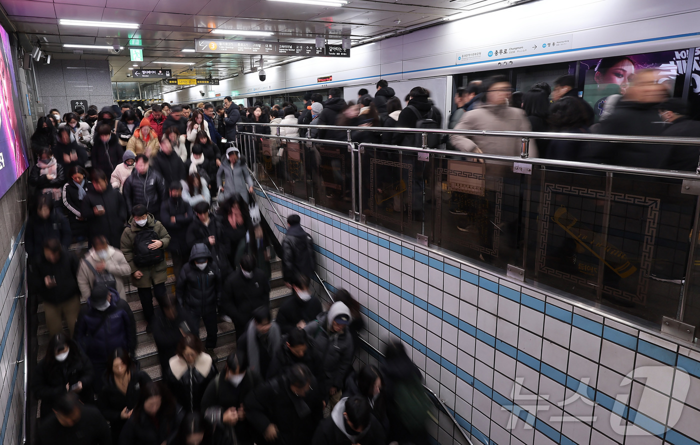 (서울=뉴스1) 김성진 기자 = 서울 시내버스 총파업 이틀 째인 14일 서울 중구 충무로역이 출근길 시민들로 붐비고 있다.서울시와 버스 업계에 따르면 서울지방노동위원회는 이날 오후 …