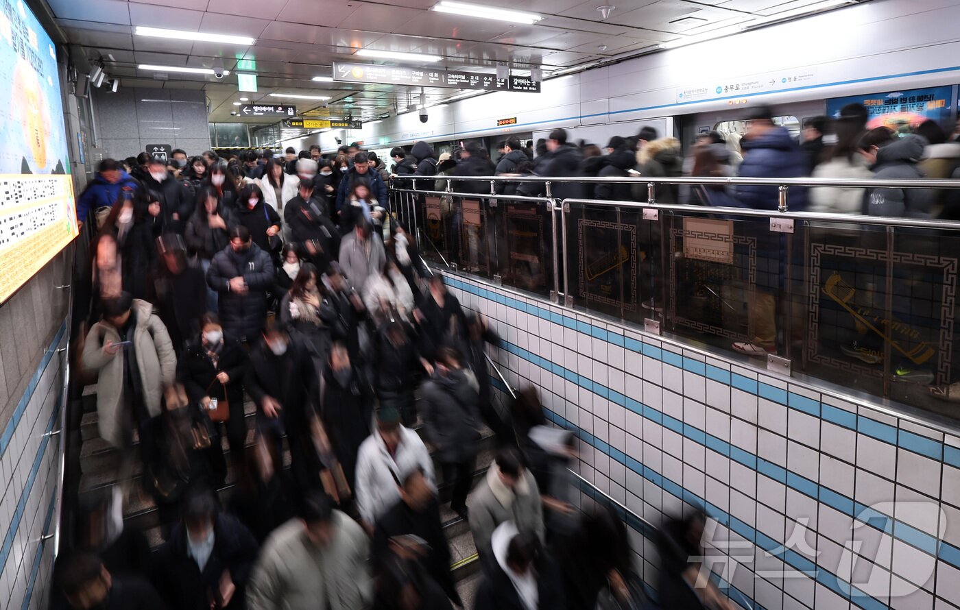 본문 이미지 - 서울 시내버스 총파업 이틀 째인 14일 서울 중구 충무로역이 출근길 시민들로 붐비고 있다. 서울시와 버스 업계에 따르면 서울지방노동위원회는 이날 오후 3시 전국자동차노동조합연맹 서울시버스노동조합(버스노조)과 사측인 서울시버스운송사업조합(서울시버스조합) 대표자가 참석하는 '제2차 사후 조정회의'를 연다. 2026.1.14/뉴스1 ⓒ News1 김성진 기자