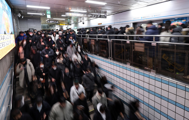 버스파업에 지하철로 몰리는 출근길
