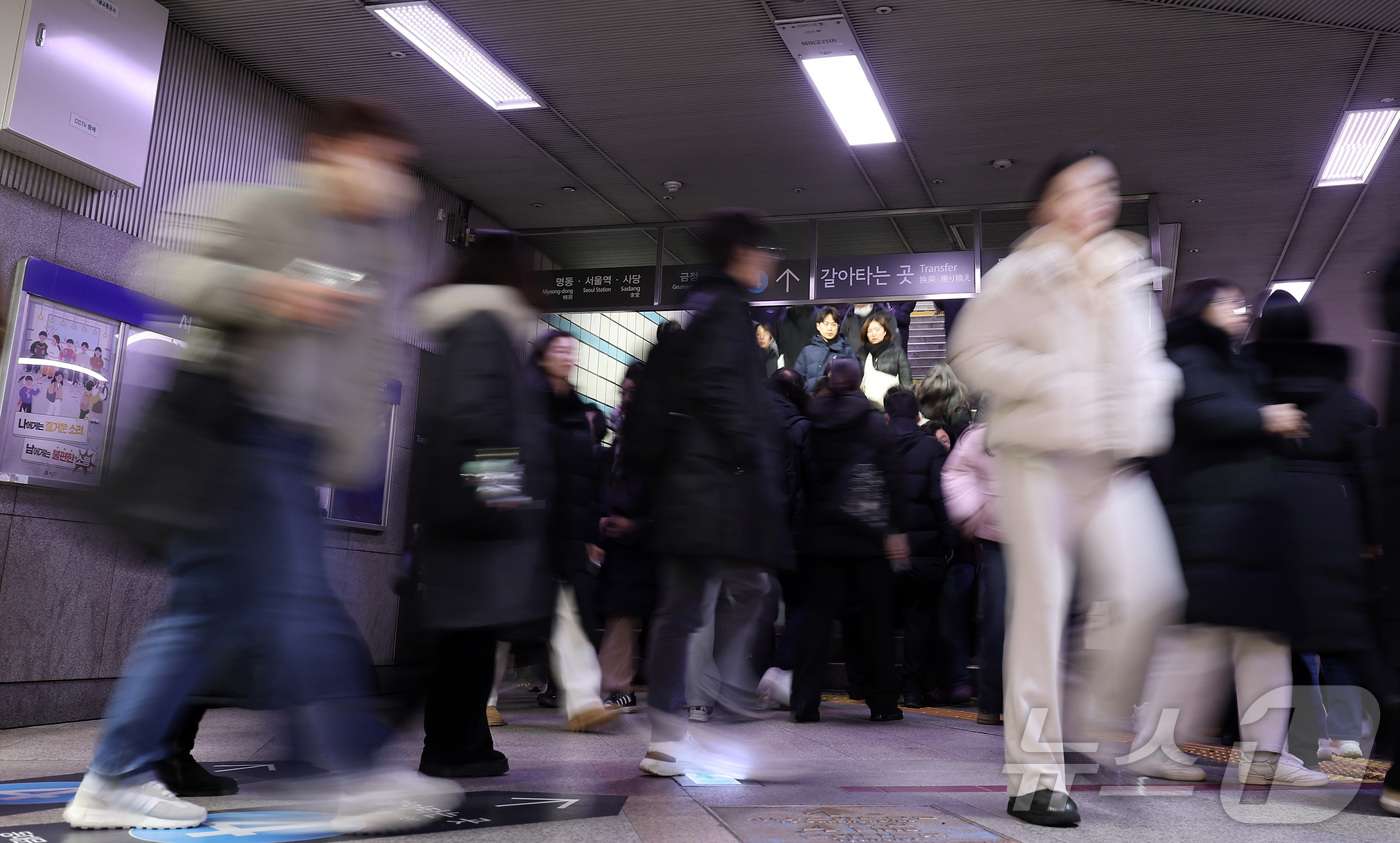 (서울=뉴스1) 김성진 기자 = 서울 시내버스 총파업 이틀 째인 14일 서울 중구 충무로역이 출근길 시민들로 붐비고 있다.서울시와 버스 업계에 따르면 서울지방노동위원회는 이날 오후 …