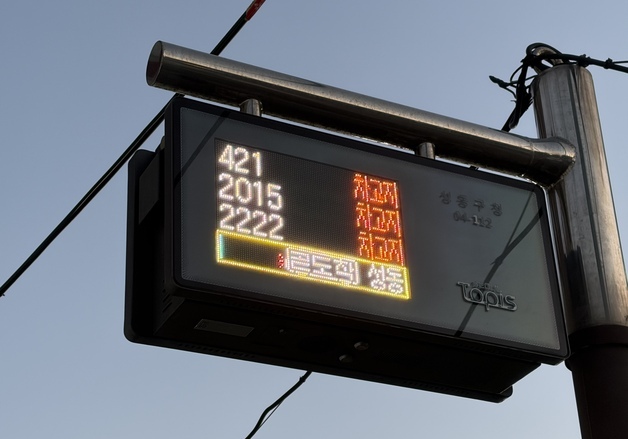 버스 파업 이틀째 지하철역은 '전쟁터'…몸 구겨넣고 튕겨 나오고