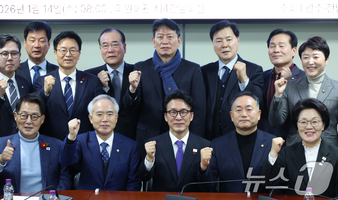 (서울=뉴스1) 신웅수 기자 = 김민석 국무총리가 14일 서울 여의도 국회 의원회관에서 열린 광주·전남 통합추진 특위 간담회에서 참석자들과 기념 촬영을 하고 있다. 2026.1.1 …